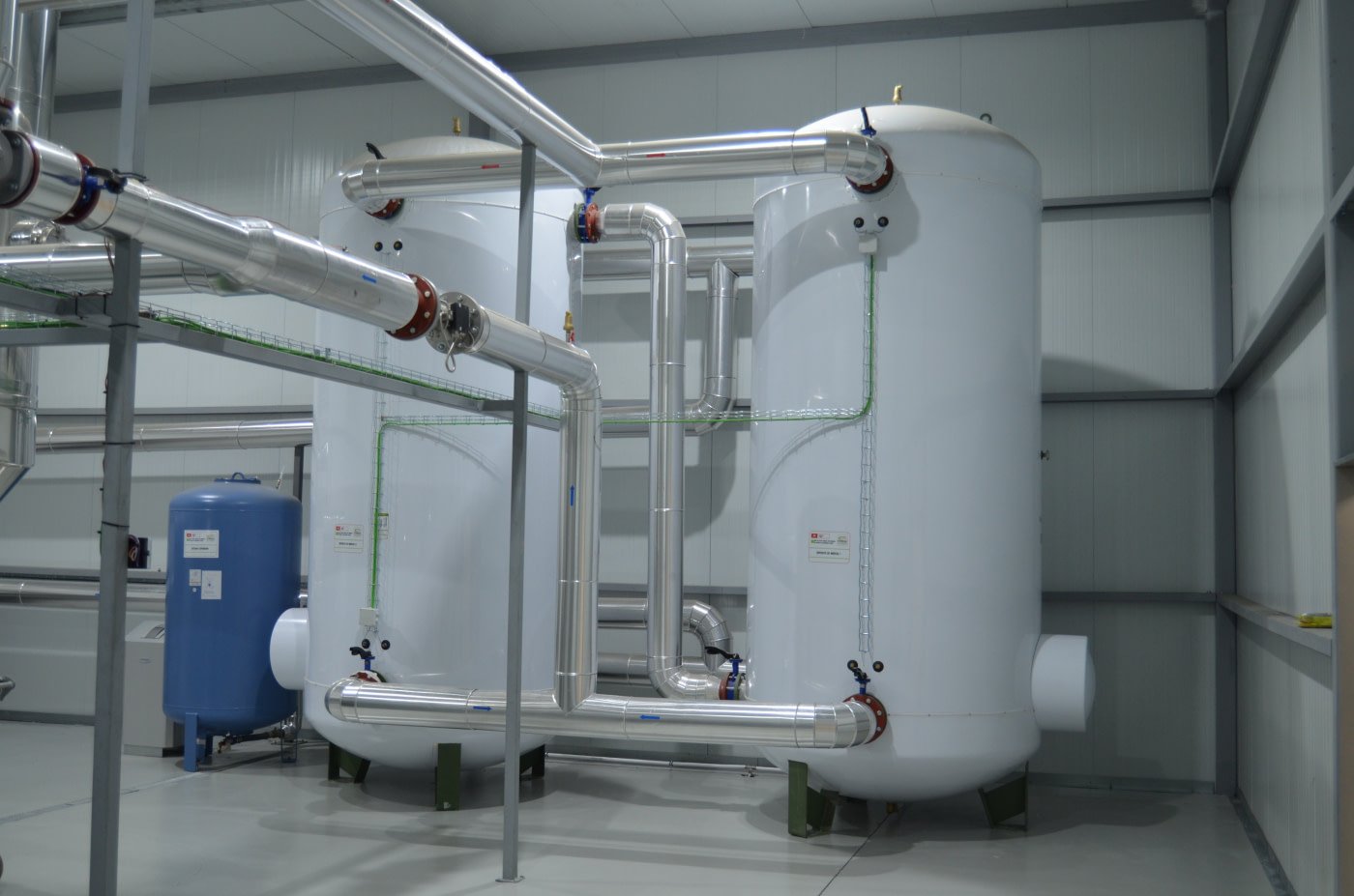 Sala técnica profesional con acumuladores ACS de acero inoxidable para instalación centralizada